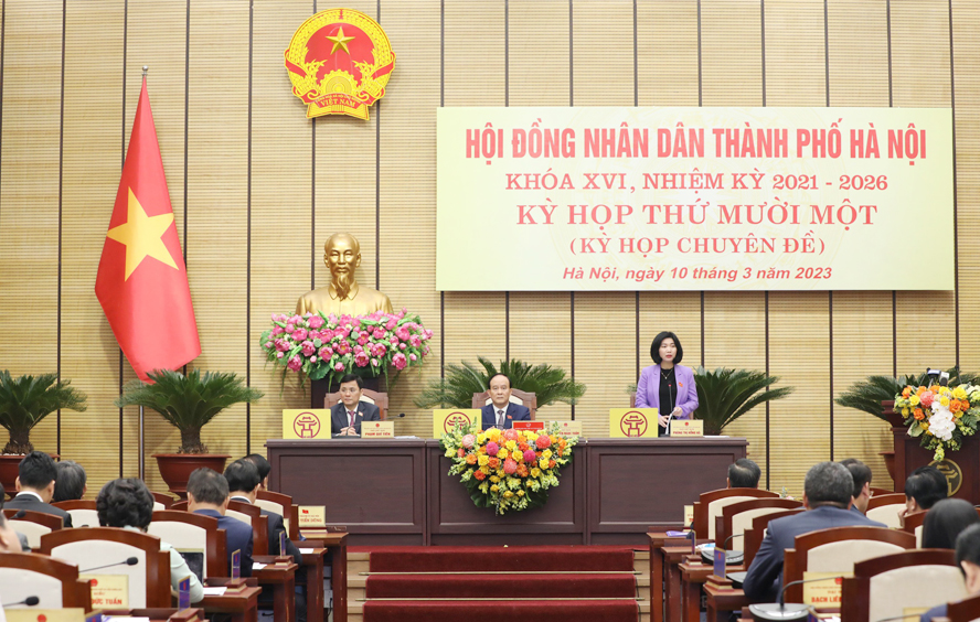 Phó Chủ tịch Thường trực HĐND thành phố Hà Nội Phùng Thị Hồng Hà điều hành phiên thảo luận tại kỳ họp.